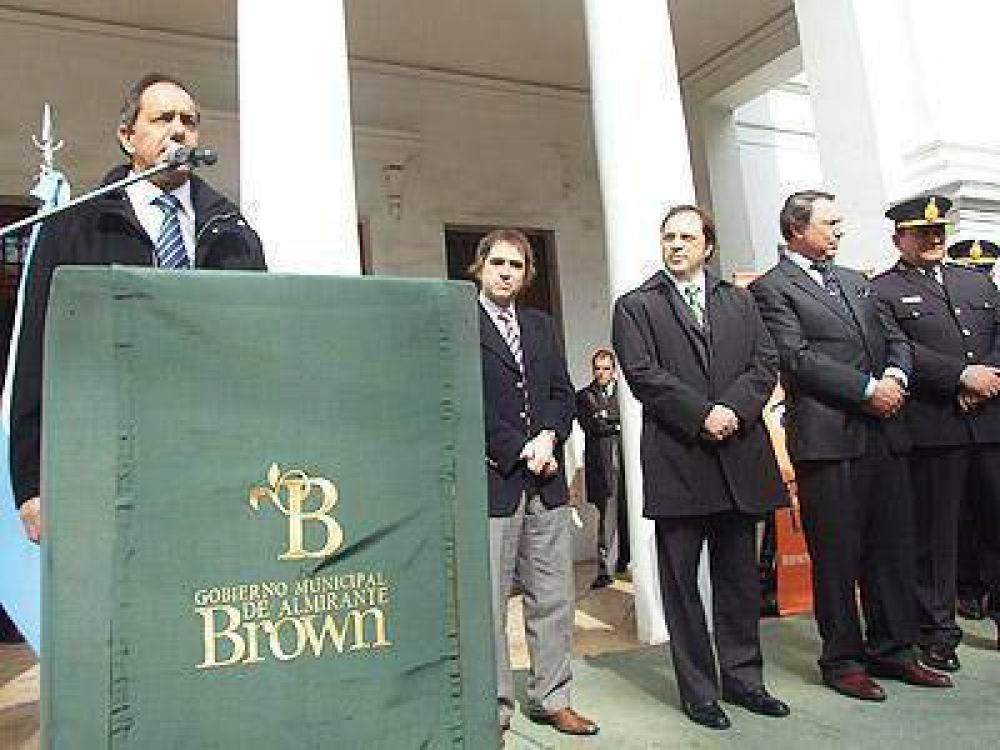 Con elogios a Giustozzi, Scioli entreg� nuevos patrulleros