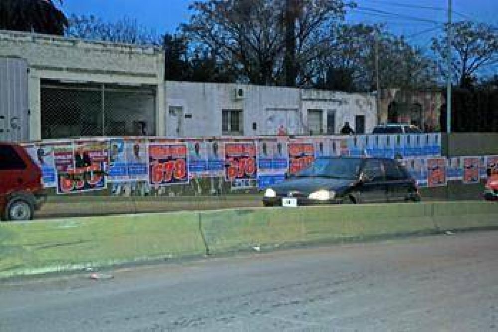 A�n la ciudad sigue tapada y sucia de afiches y pancartas