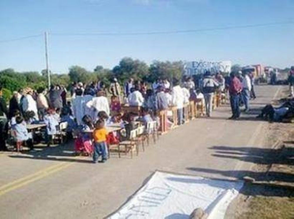 Abor�genes cortan la ruta nacional 95