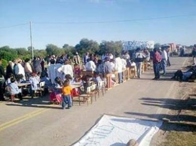Abor�genes cortan la ruta nacional 95