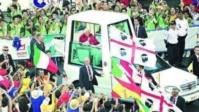 El Papa pidi� a los j�venes que se alejen del consumismo y la corrupci�n