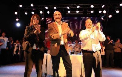 Junto a Sabbatella, Vicente present� su f�rmula con Graciela Treber