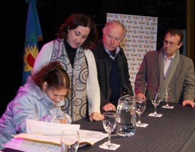 LUJ�N - LA INTENDENTA ROSSO ENCABEZ� EL ACTO DE ESCRITURACI�N SOCIAL