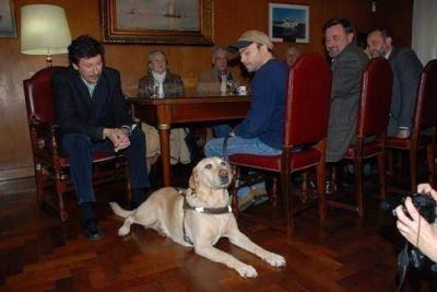 Gustavo Posse entreg� la primera credencial de perro de asistencia
