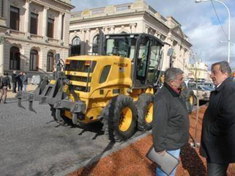 Nueva maquinaria para continuar con el Plan de Mejoramiento de caminos rurales