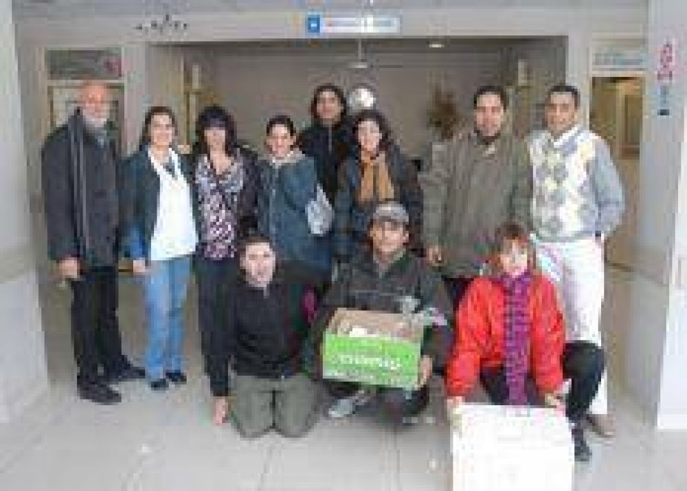 Integrantes del taller del Centro de D�a de Salud Mental entregaron regalos a los chicos internados en el Hospital  