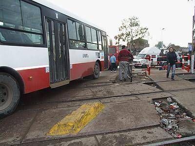Reclaman la instalaci�n de barreras en el paso a nivel de Olimpo