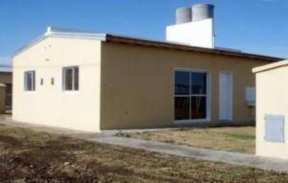 Gonz�lez Cat�n:Vecinos denuncian que hace cuatro a�os que esperan por su casa