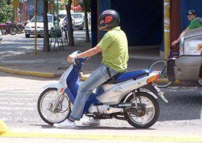 Retienen entre 7 y 15 motos diarias por falta de casco