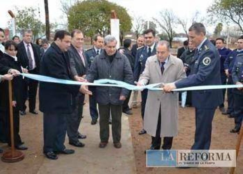 Autoridades de la provincia y del SPF inauguraron ayer el Centro Cultural de la U30