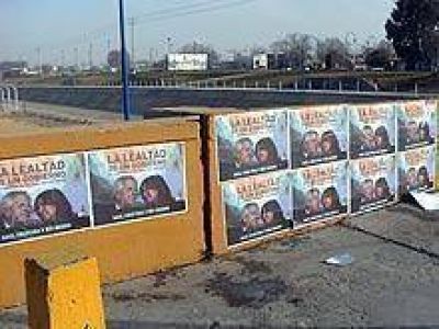 Soria quiere multar a Saiz por afiche con Cristina