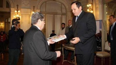 Alperovich: �La droga y el alcohol est�n haciendo estragos en los j�venes�