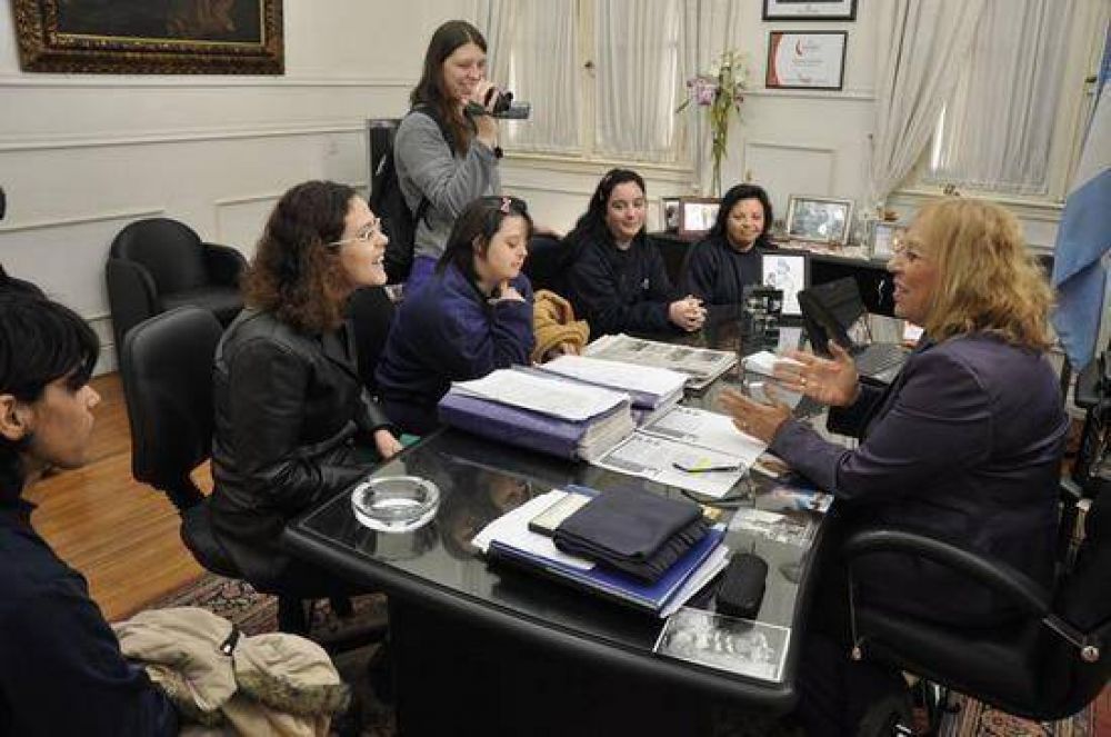En su Despacho del Palacio Municipal: La Intendente Giroldi recibio la visita de Autoridades, docentes y alumnos de APID
