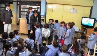 EL MUNICIPIO DON� UN TELEVISOR Y UN DVD AL JARD�N 907   