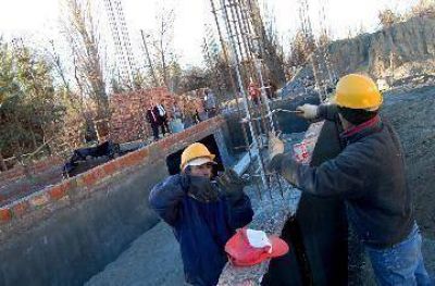 Reactivan obras que aten�an el golpe de la crisis en Bariloche 
