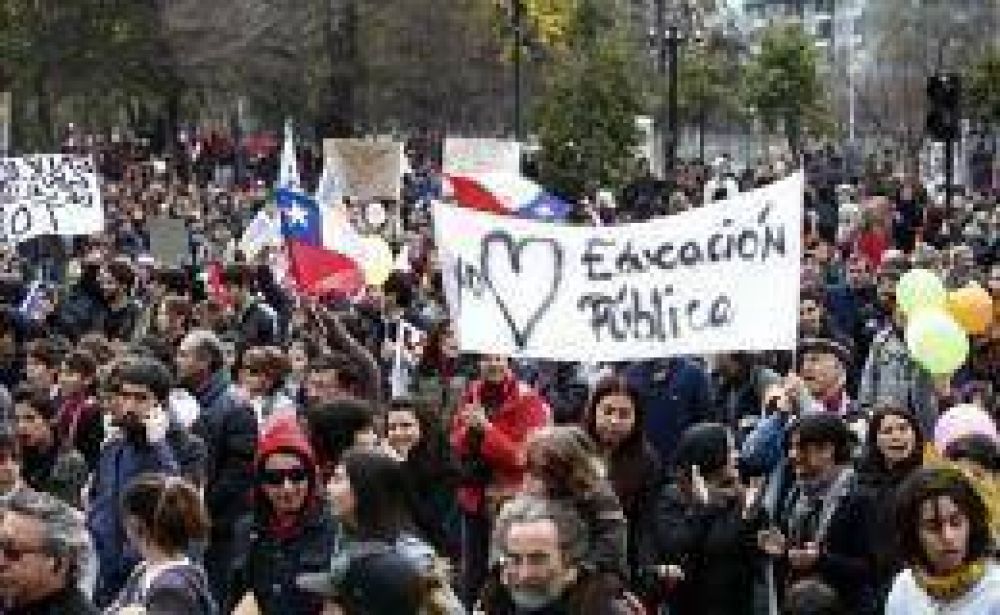 Estudiantes chilenos realizaron una nueva y multitudinaria marcha
