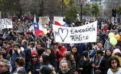 Estudiantes chilenos realizaron una nueva y multitudinaria marcha