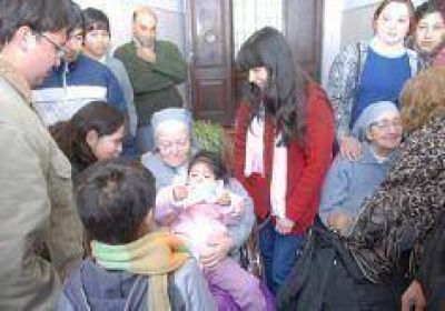 Una importante cantidad de vecinos realiz� ayer un abrazo simb�lico al Hogar de Ni�as