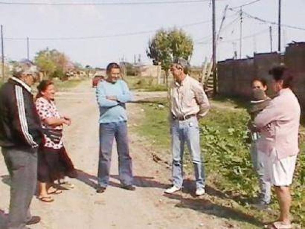 Cant�n con vecinos del barrio Los Inmigrantes