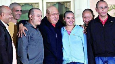 Cientos de j�venes se pelaron en solidaridad con Ch�vez
