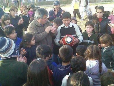 El Intendente Carlos Selva visit� los festejos barriales por el D�a del Ni�o