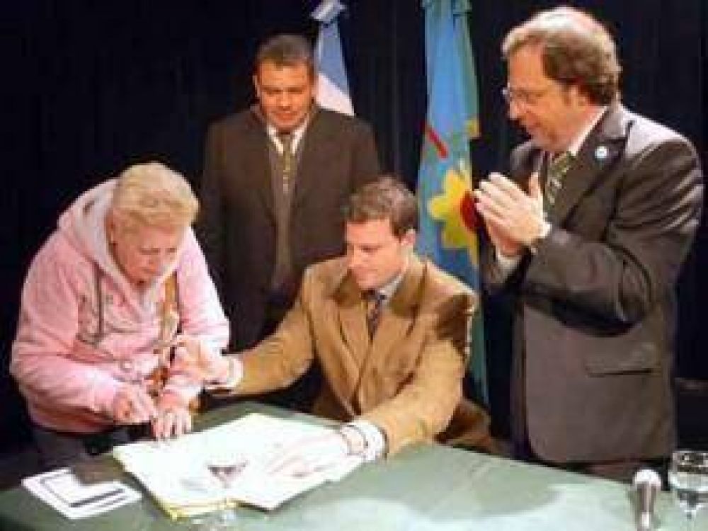 Seis mil vecinos ya tienen la escritura de su vivienda