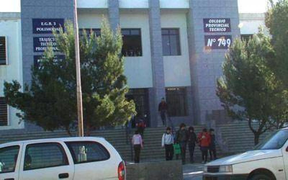 Padres critican la falta de entrega de las netbooks en el Colegio 749