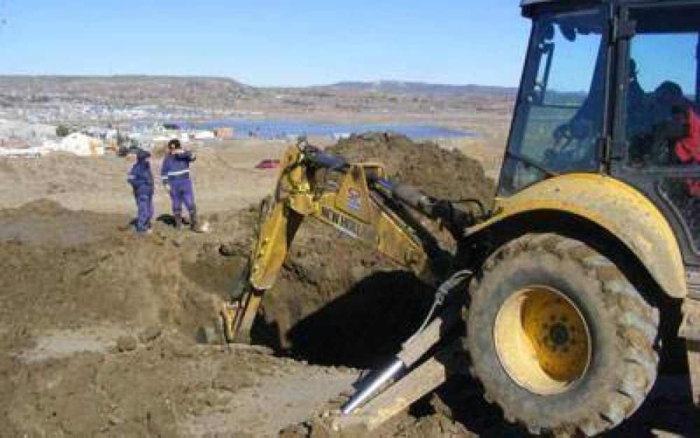 Otro ca�o fisurado deja sin agua a numerosos barrios de Caleta