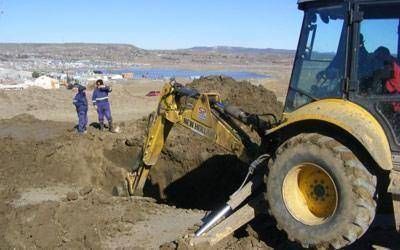 Otro ca�o fisurado deja sin agua a numerosos barrios de Caleta