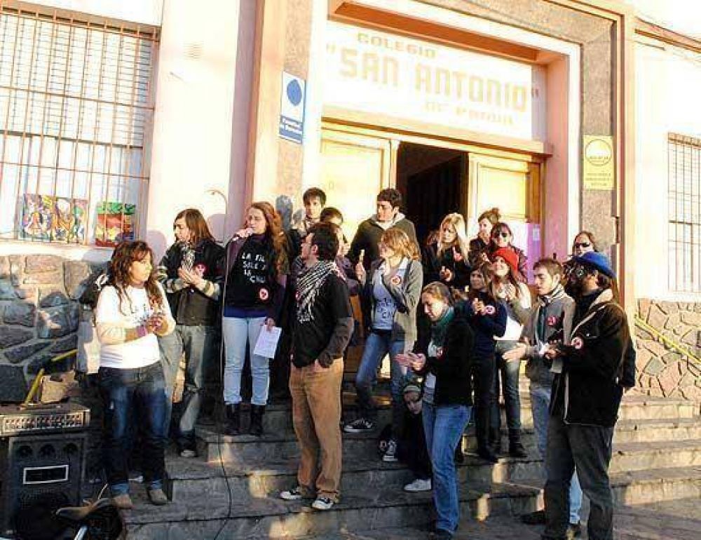 Estudiantes y profesores se manifestaron para que no cierre la carrera de Filosof�a