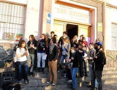 Estudiantes y profesores se manifestaron para que no cierre la carrera de Filosof�a