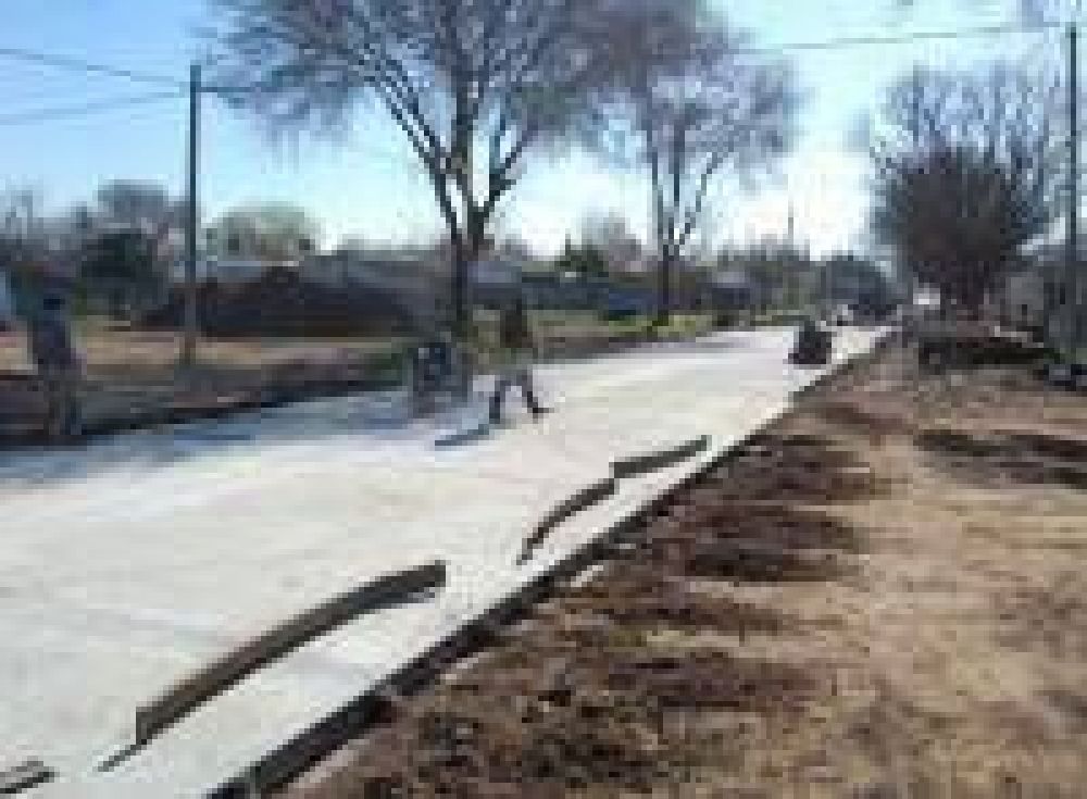 Gorosito anuncio la construcci�n de una nueva cuadra de pavimento