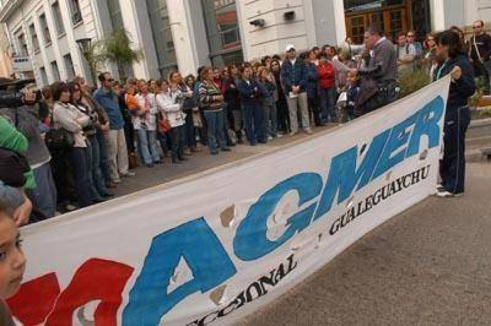 Los docentes hacen un paro parcial y en la ciudad se re�nen en el microcentro