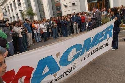 Los docentes hacen un paro parcial y en la ciudad se re�nen en el microcentro