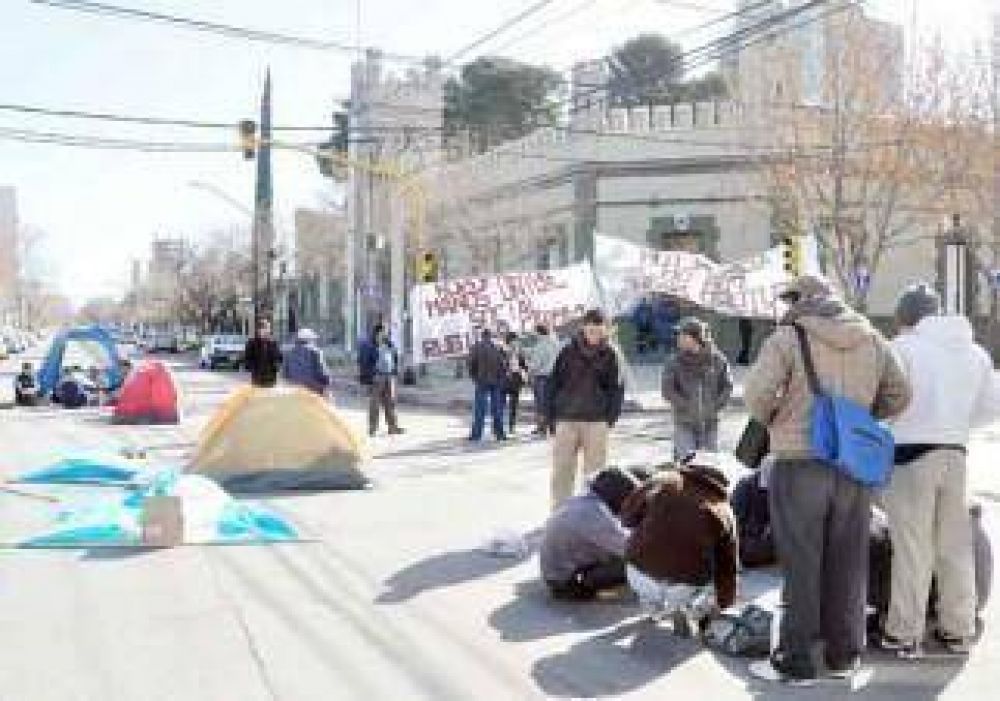 Acamparon para reclamar planes sociales 