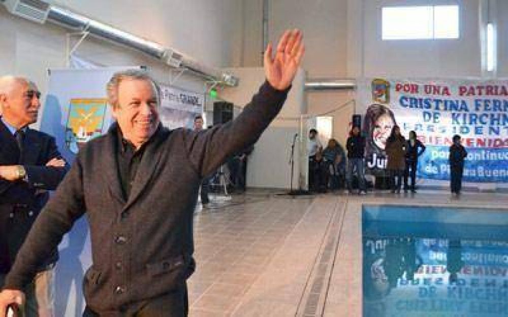 Peralta inaugur� natatorio en Comandante Luis Piedra Buena
