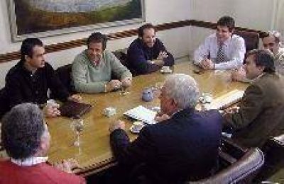 El Municipio se reuni� con el Cecis y posterg� el impuesto a la publicidad