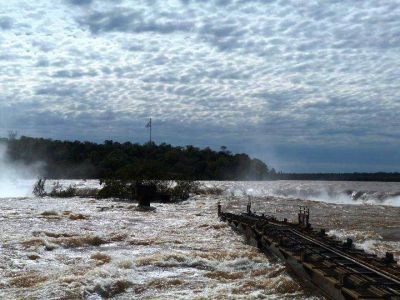 Iguaz�: Esperan que baje el r�o para evaluar da�os de pasarelas en Cataratas