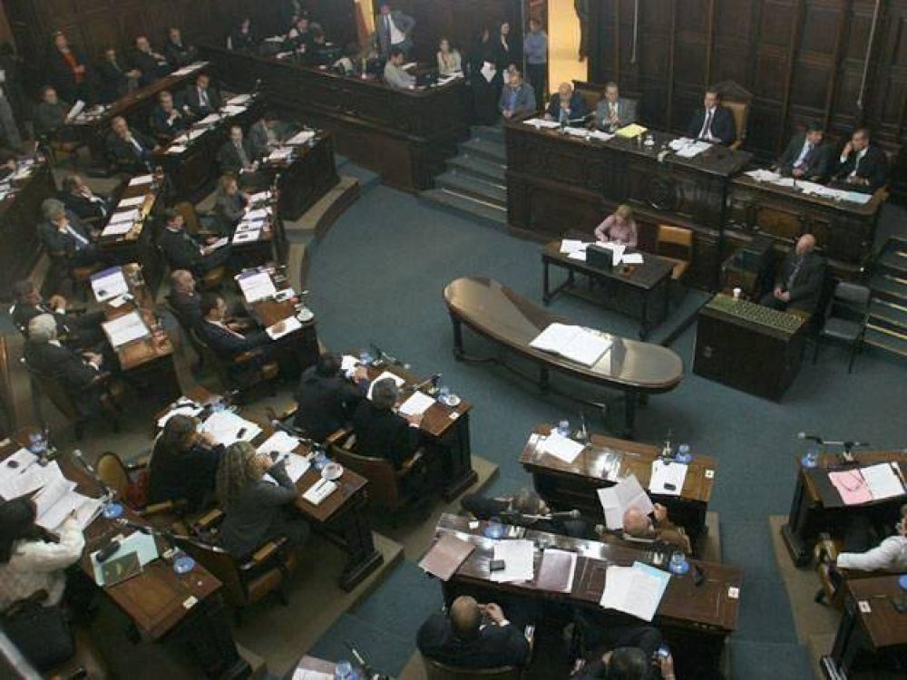 Los legisladores del PJ se plegaron a la UCR y se cay� el proyecto de la minera San Jorge