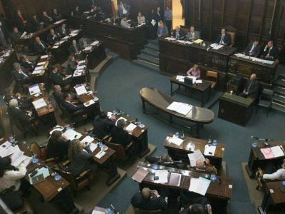 Los legisladores del PJ se plegaron a la UCR y se cay� el proyecto de la minera San Jorge