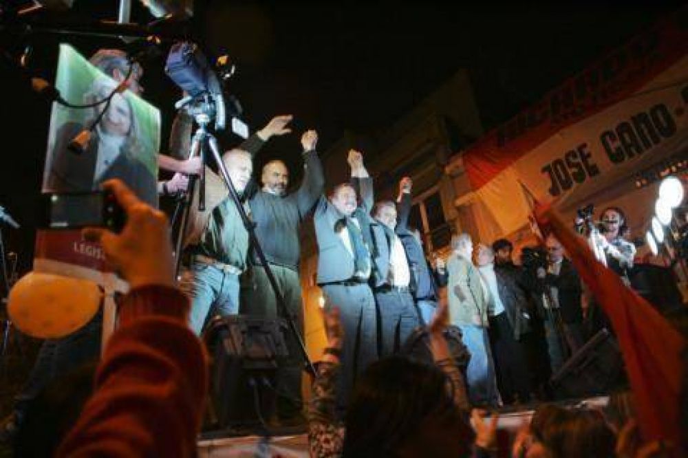 El Acuerdo C�vico y social cerr� campa�a en multitudinario acto