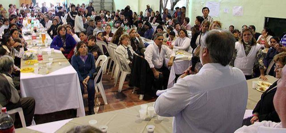 Ricardo almorz� y baj� informaci�n para ganar a los militantes del barrio Laguna Seca