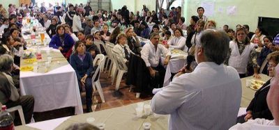 Ricardo almorz� y baj� informaci�n para ganar a los militantes del barrio Laguna Seca