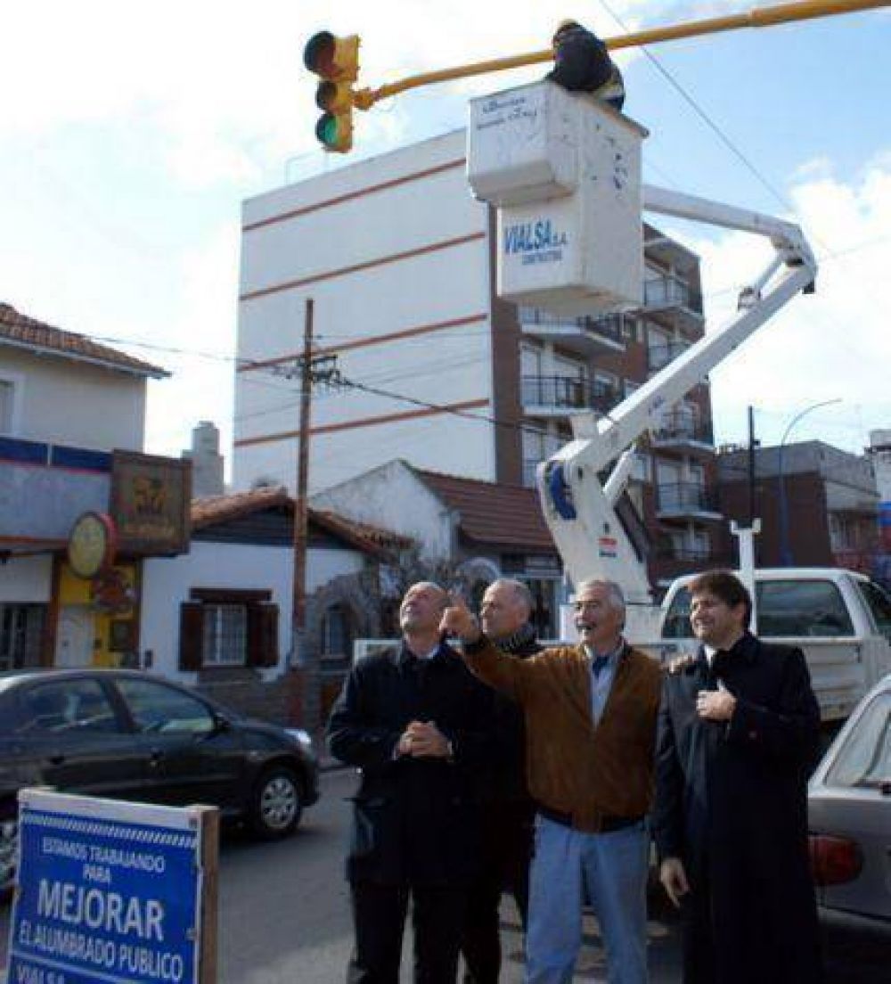 Avanza la instalaci�n de columnas de alumbrado en zona que contaba con artefactos de hace 42 a�os