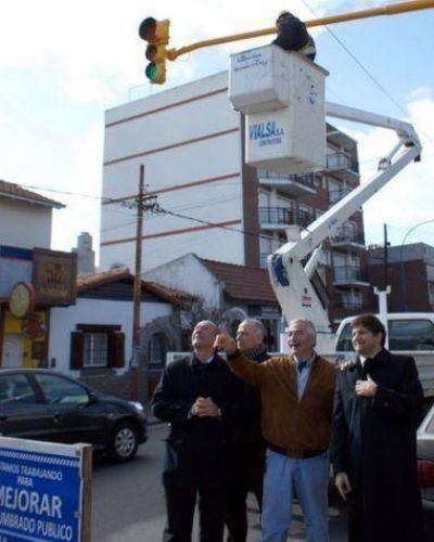 Avanza la instalaci�n de columnas de alumbrado en zona que contaba con artefactos de hace 42 a�os