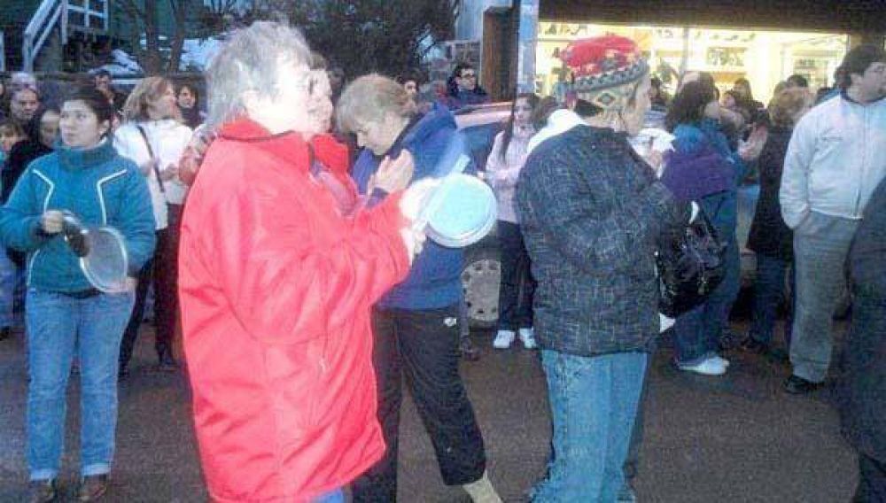 Los vecinos de Ushuaia reclamaron por agua en un cacerolazo.