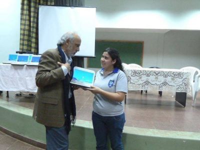 Entregaron 1.150 netbooks a docentes y alumnos del Bolp N�1