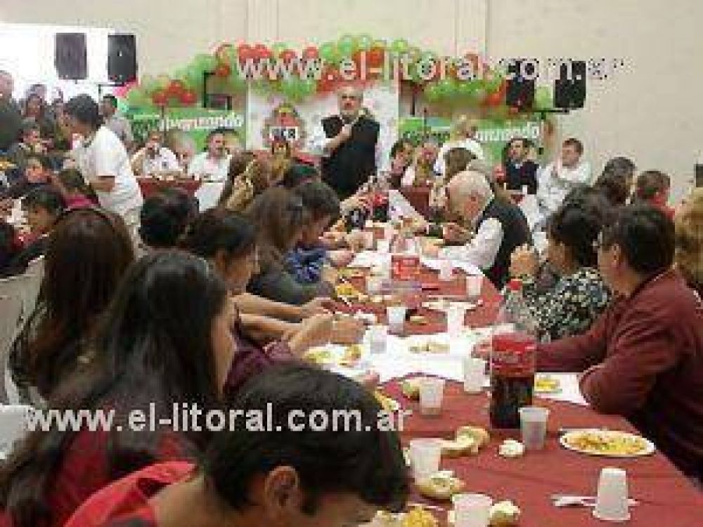 De campa�a, Colombi y los candidatos de ECO almorzaron con 300 vecinos