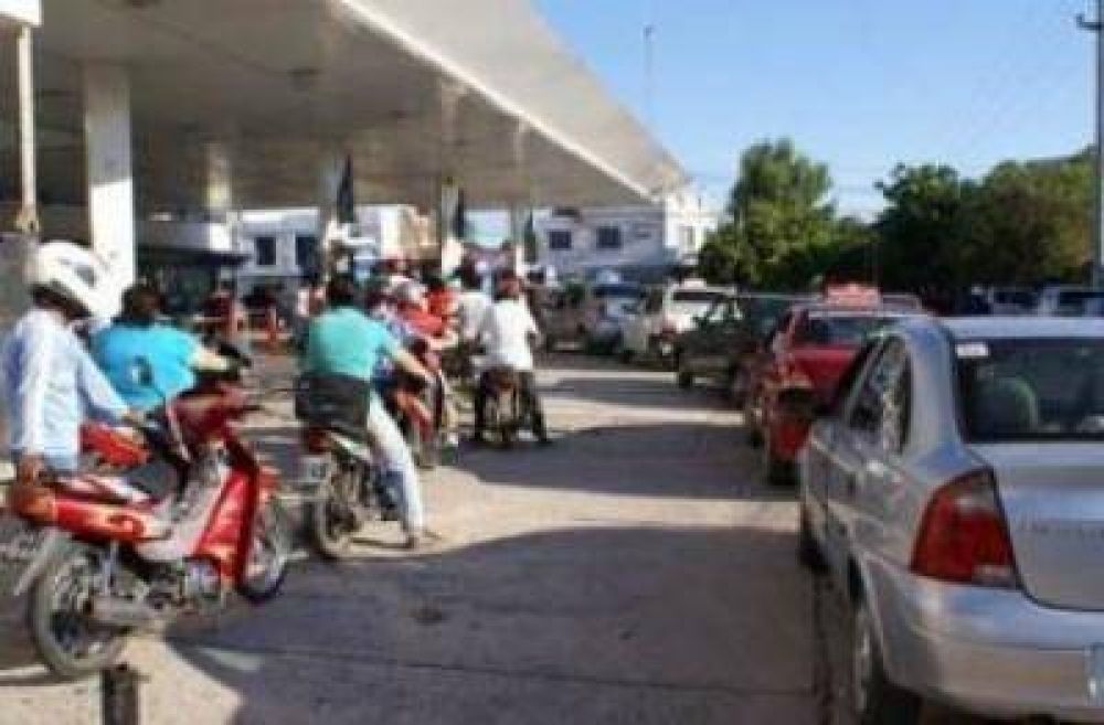 Nafta: Vecinos y comerciantes molestos por largas filas de autos