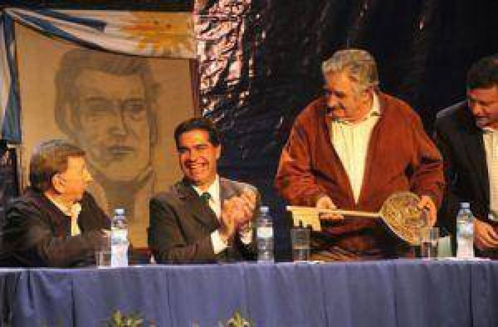 Mujica y Capitanich destacaron la figura de Artigas y la unidad latinoamericana